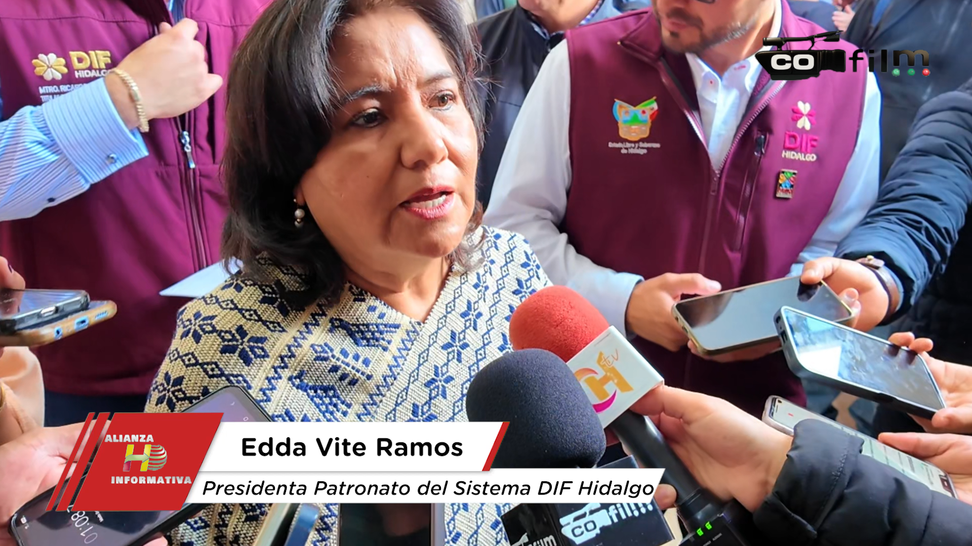 Entregan apoyos auditivos y silla de ruedas especializada a personas con discapacidad